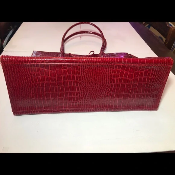Elegant Red Crocodile-Embossed Shoulder Bag - Picture 4 of 12